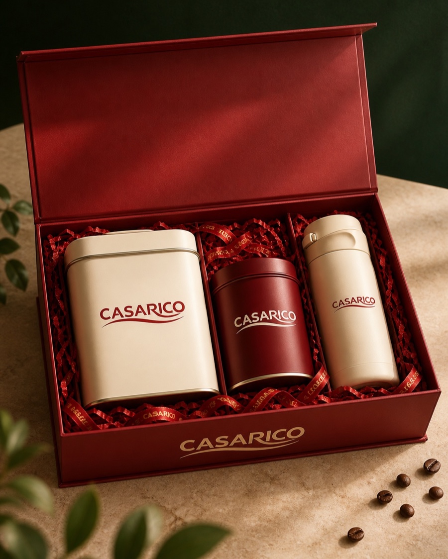 摆放在红色礼盒中的 CASARICO 咖啡罐和随行杯