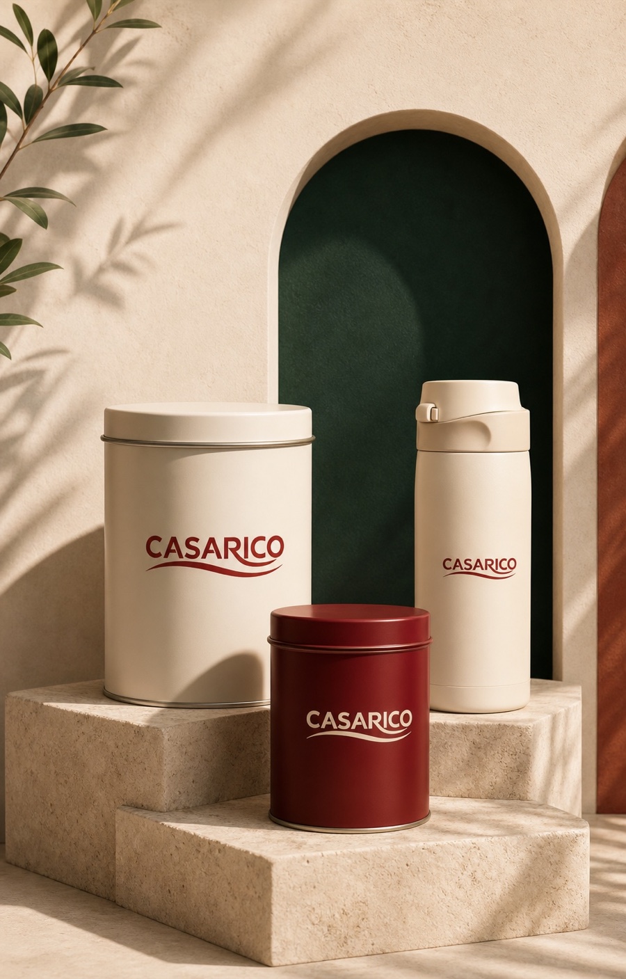 陈列在石灰岩展示台上的 CASARICO 咖啡罐和随行杯